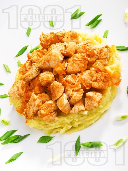 Пържени пилешки хапки с кимион и бяло вино върху картофено пюре - снимка на рецептата